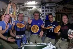 Los primeros astronautas en preparar pizzas en el espacio 