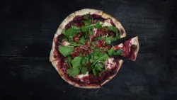 Pizza con salsa morada