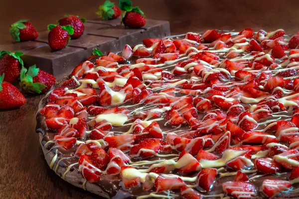 Pizza de brownie con fresas